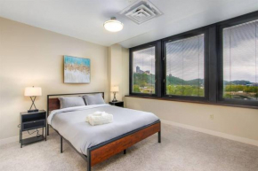Sweeping Stadium Views 24-7 Valet Gym Lounge Roku